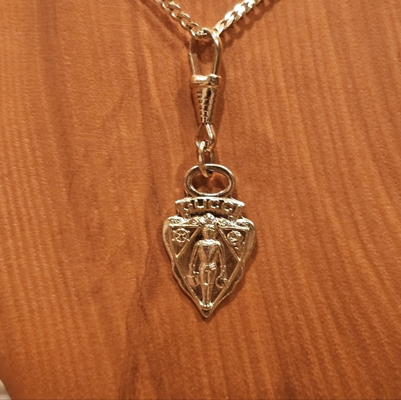 GUCCI Gold Knight Crest Pendant - Picture 5 of 7